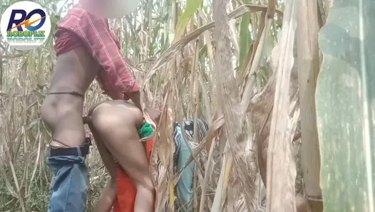 Makki ke khet me prosi bhabhi ki chudai doggy style me mokka pakar
